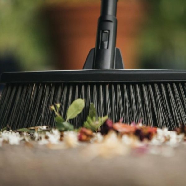 FISKARS Solid univerzális kültéri seprű (L)