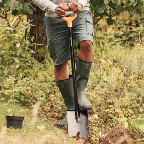 FISKARS Solid Fém lekerekített ásó