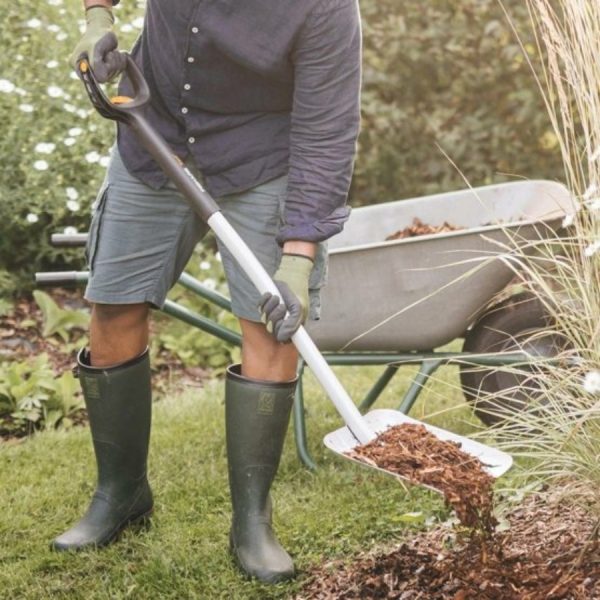 FISKARS Xact hegyes ásó (teleszkópos)