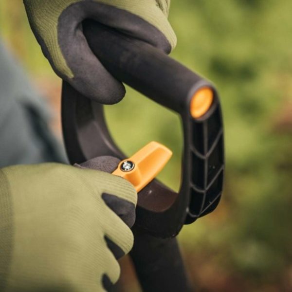 FISKARS Xact hegyes ásó (teleszkópos)